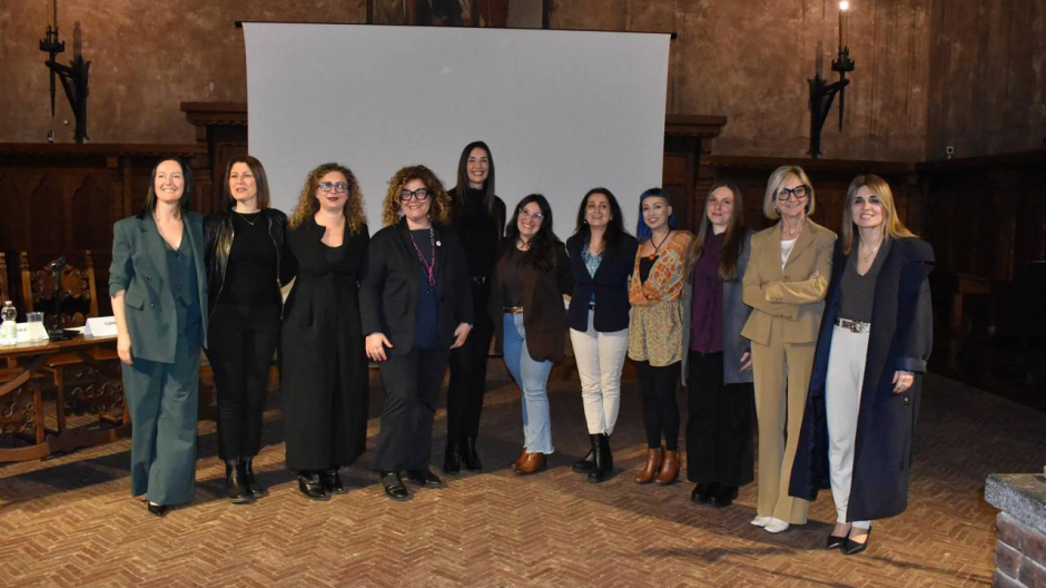 Narcisismo e legami che feriscono: Sala dell’Arengo sold out per Serena Fumaria